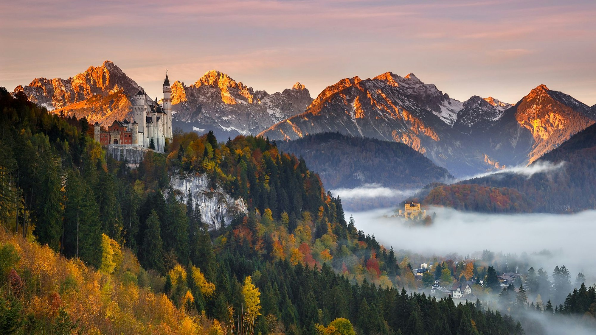 Auf dem Foto sieht man die Alpen und das Schloss Neuschwanstein.