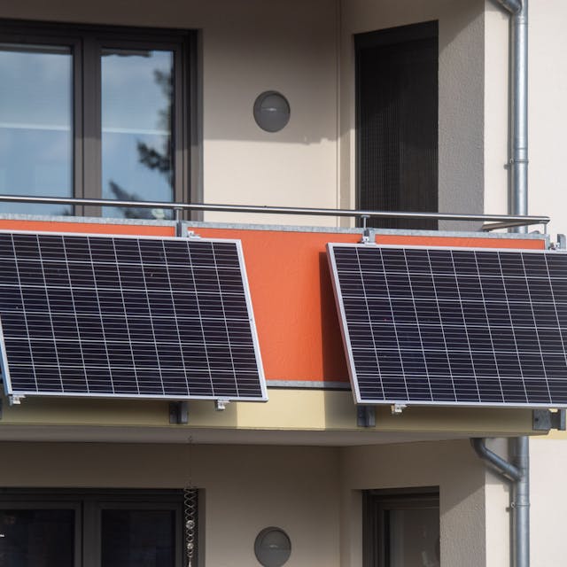 Das Foto zeigt zwei Solarmodule an einem Balkon.&nbsp;