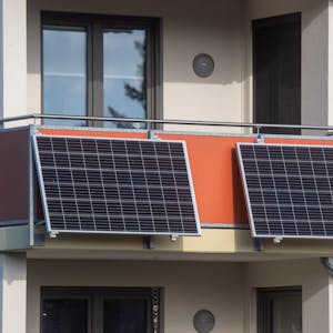 Das Foto zeigt zwei Solarmodule an einem Balkon.&nbsp;