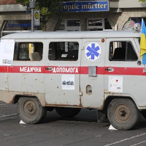 Der beschossene Rettungswagen aus der Ukraine stand auf dem Frouardplatz in Lohmar.