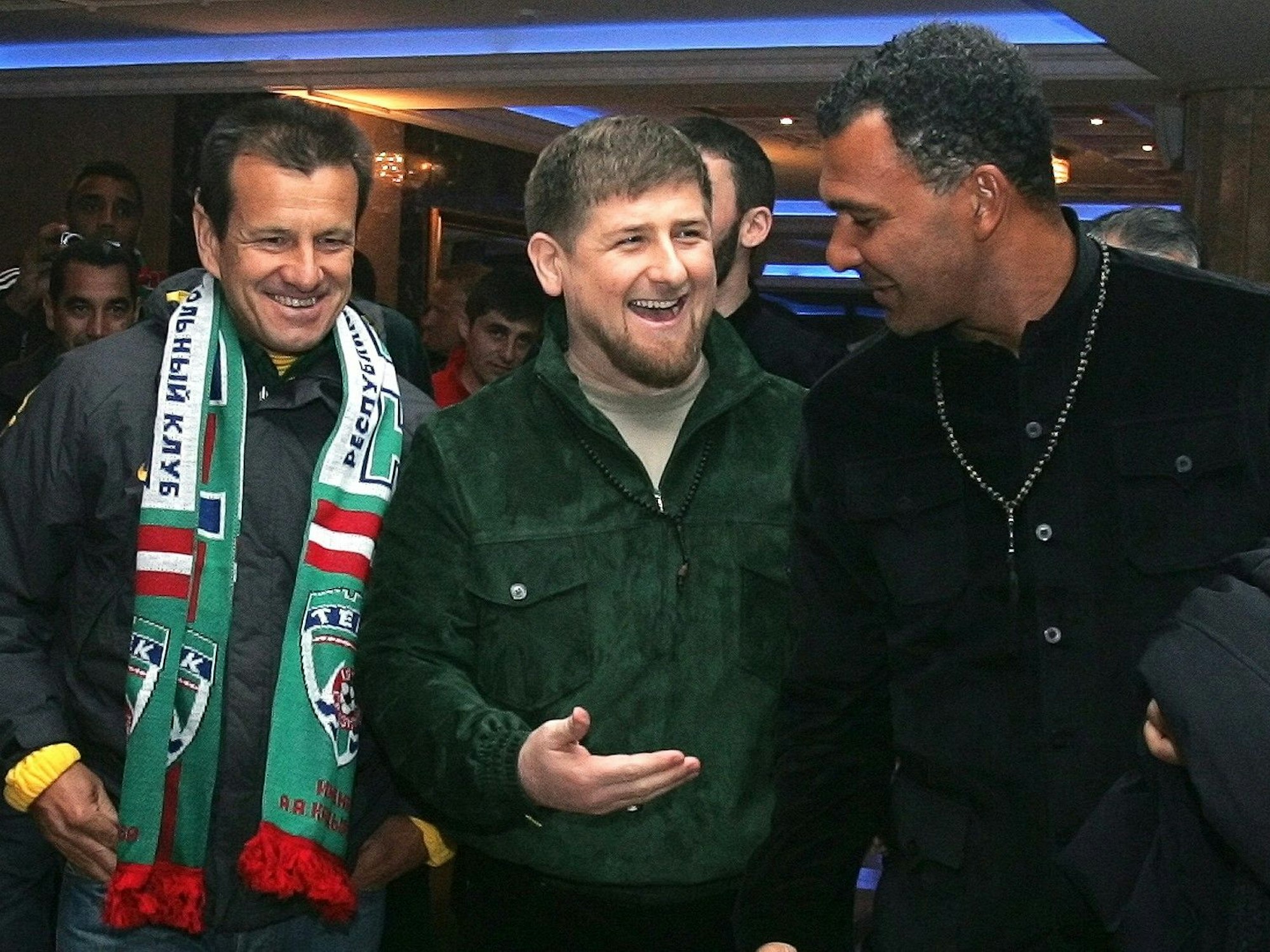 Der damalige Trainer von Tschechenien, Ruud Gullit (r.), der tschechenische Präsident Ramsan Kadyrow (Mitte) und der ehemalige brasilianische Fußballer Carlos Dunga 2011 vor einem Benefiz-Fußballspiel in Grosny. Auch Lothar Matthäus kickte mit.