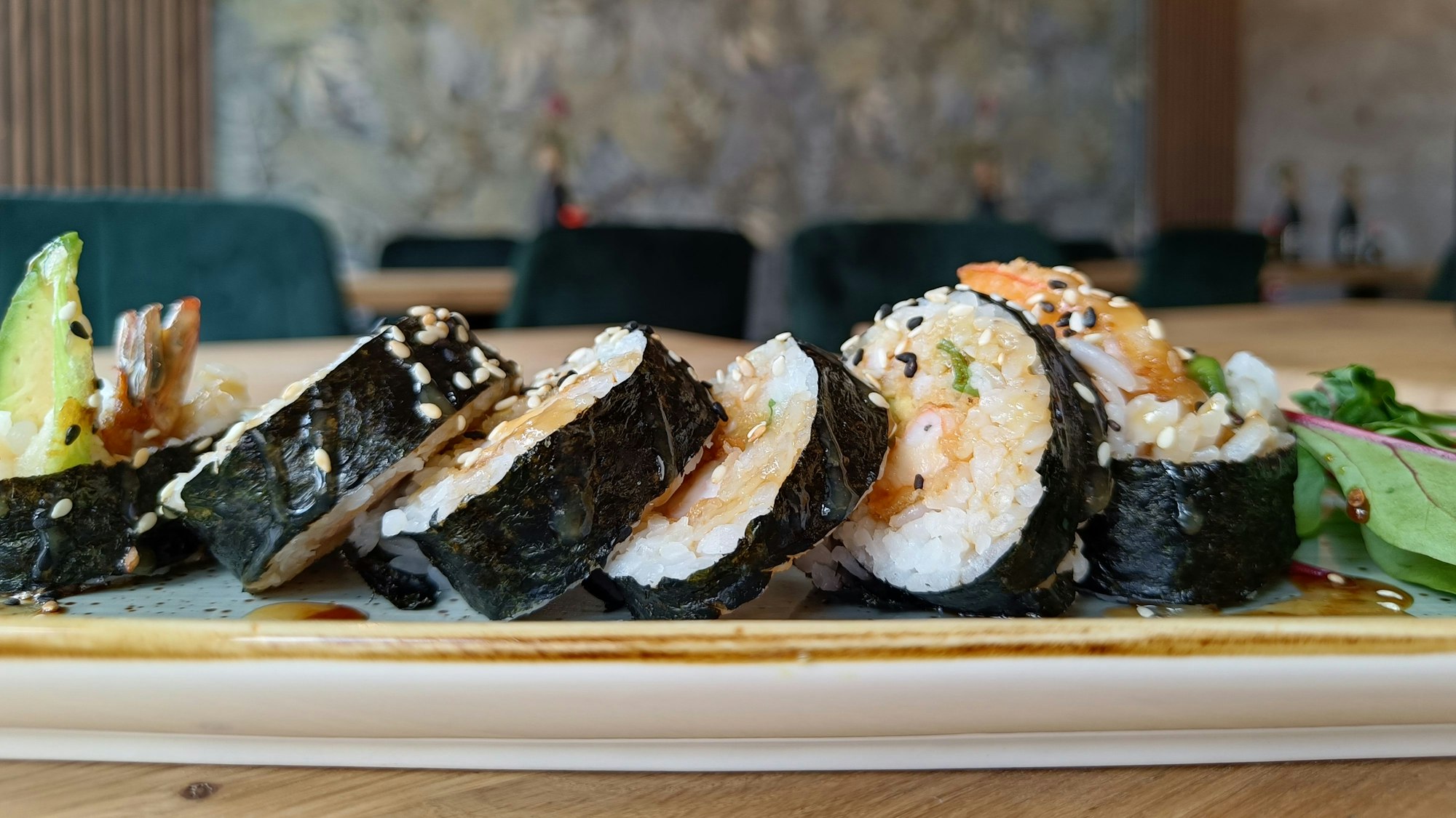 Eine Sushi-Roll auf einem Teller.