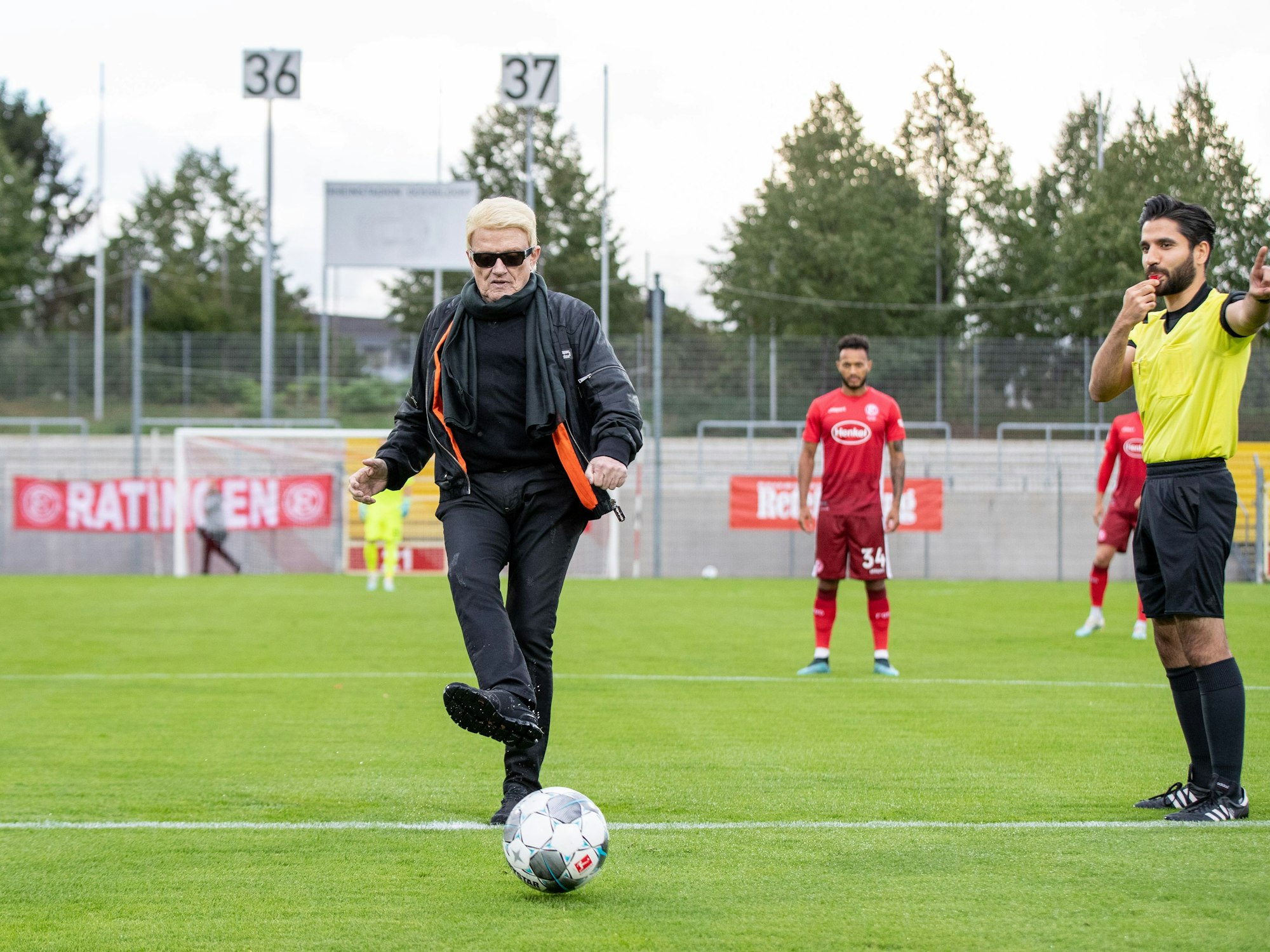 Heino, Musiker und Ehrenmitglied des Fußballvereins Schwarz Weiß 06 Düsseldorf, macht den Anstoß für ein Benefizspiel.