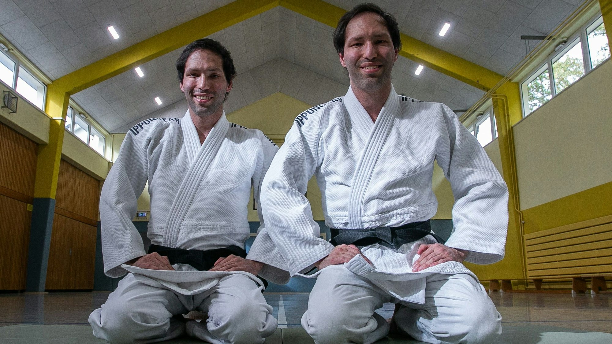 Zu sehen sind Zwillinge im Judo-Anzug.