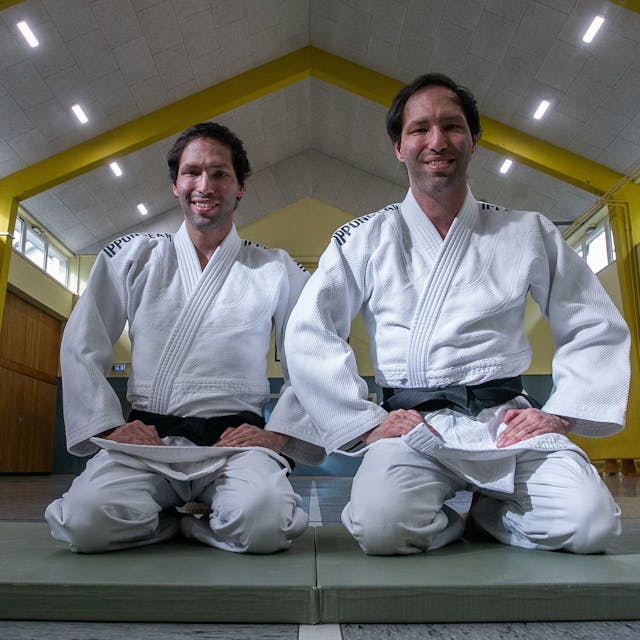 Zu sehen sind Zwillinge im Judo-Anzug.&nbsp;