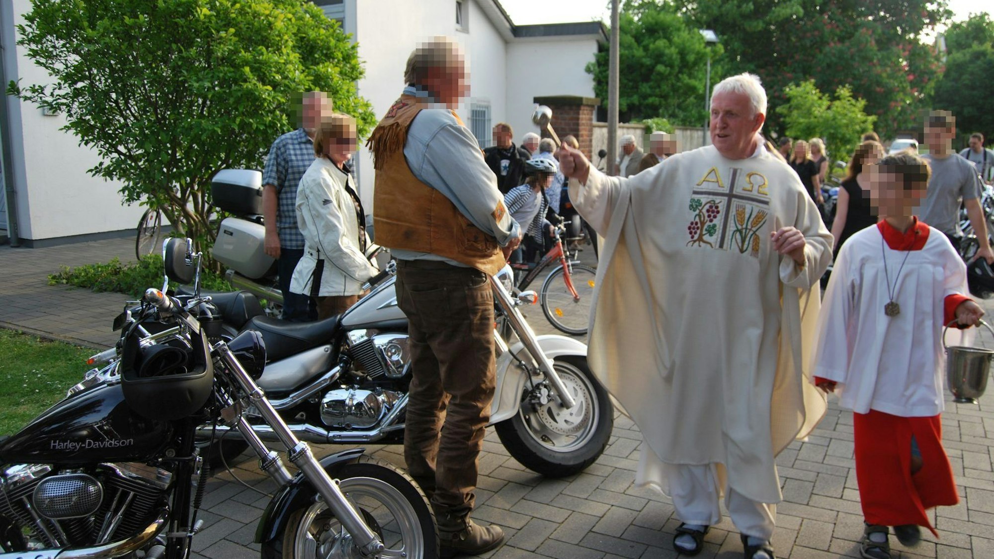Priester Michael Eschweiler segnet Motorräder in Wesseling.