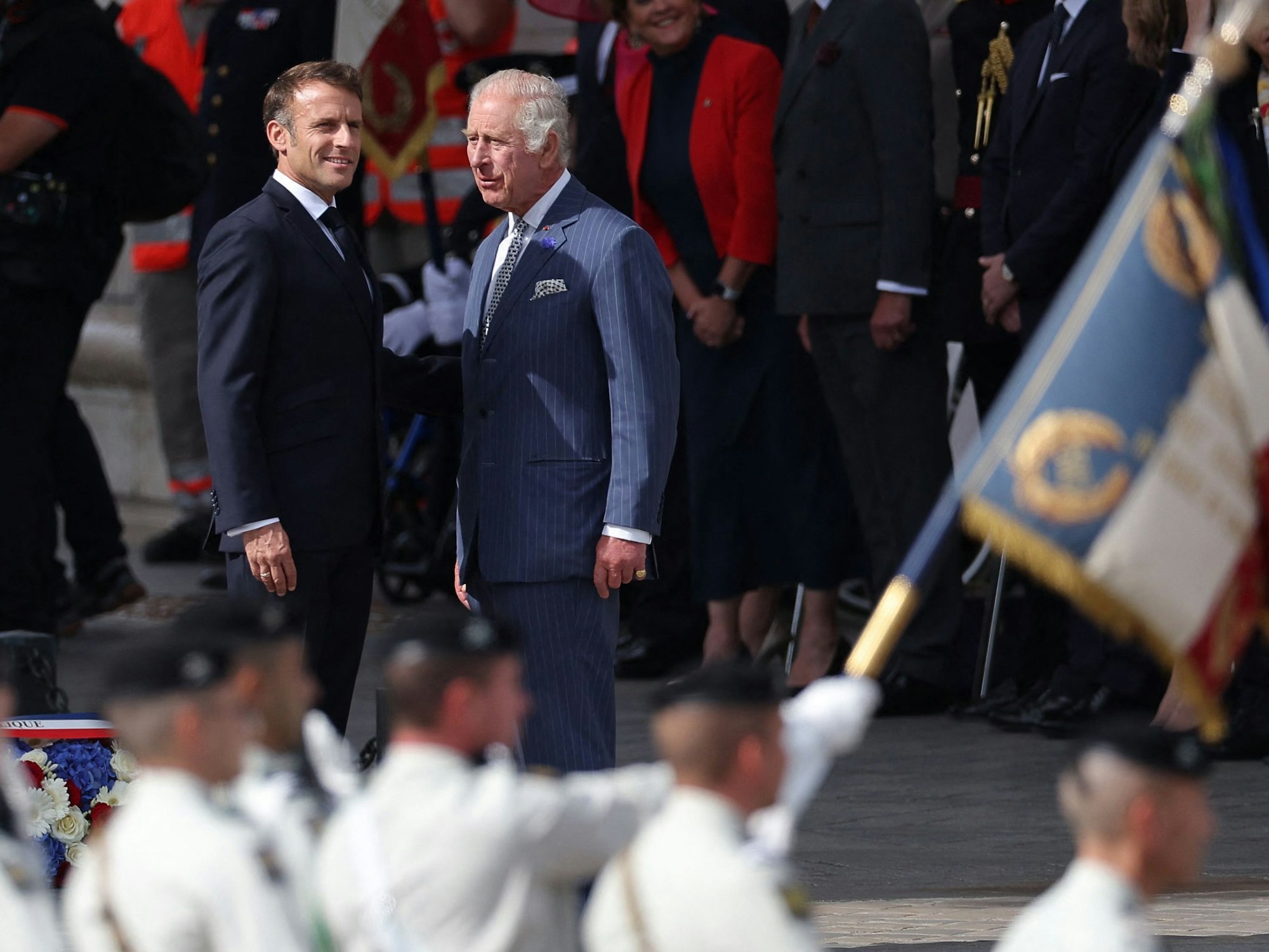 Staatsbesuch in Frankreich: König Charles III. trifft sich mit Präsident Emmanuel Macron am Arc de Triomphe.