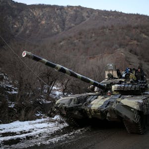 Ein aserbaidschanischer Panzer rollt über eine Straße, nachdem eine Region in Berg-Karabach in aserbaidschanische Kontrolle übergeben wurde.