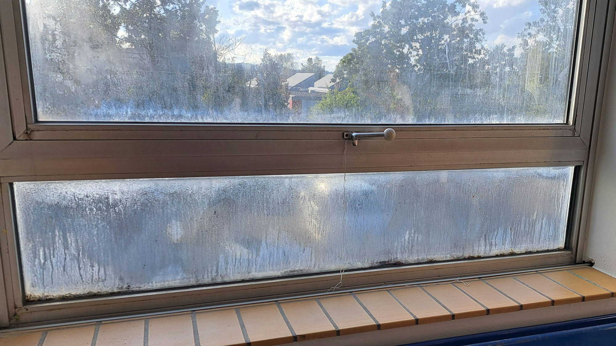 Das Foto zeigt ein marodes Fenster in einem Klassenzimmer
