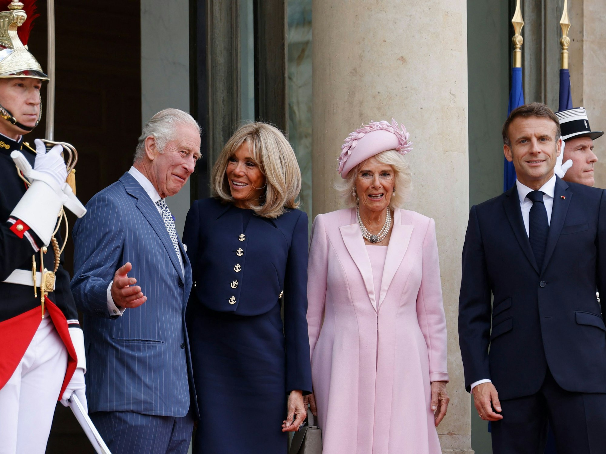 Der französische Präsident Emmanuel Macron (r), seine Frau Brigitte Macron (2. l), die britische Königin Camilla (2. r) und der britische König Charles III. (l).