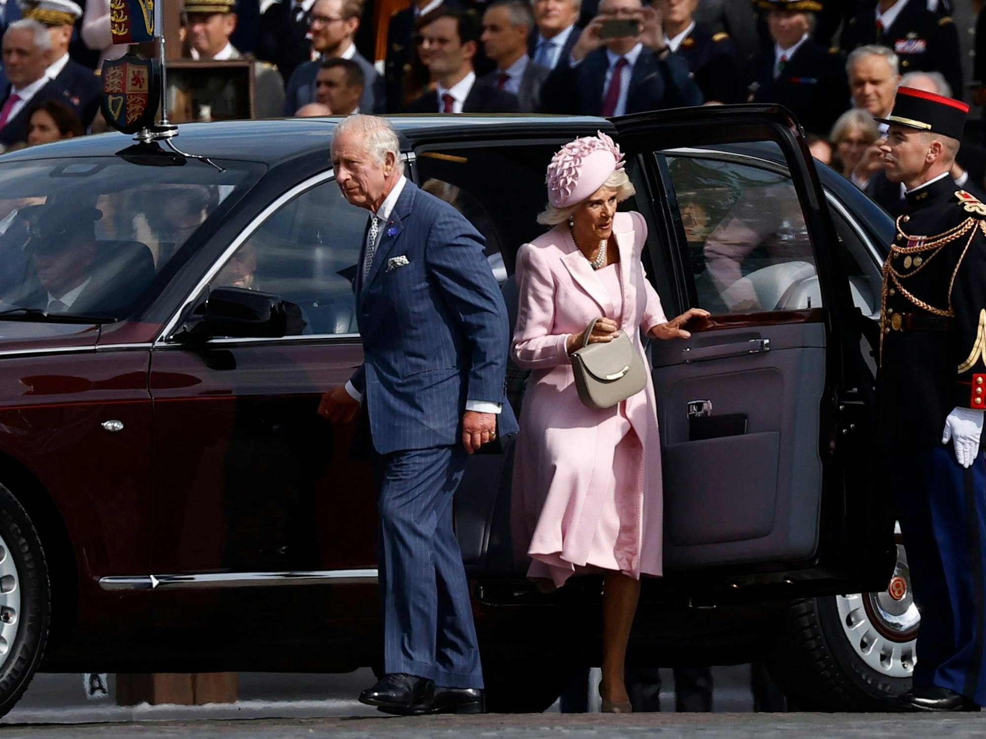 König Charles III. und Königin Camilla treffen am Pariser Arc de Triophe ein.