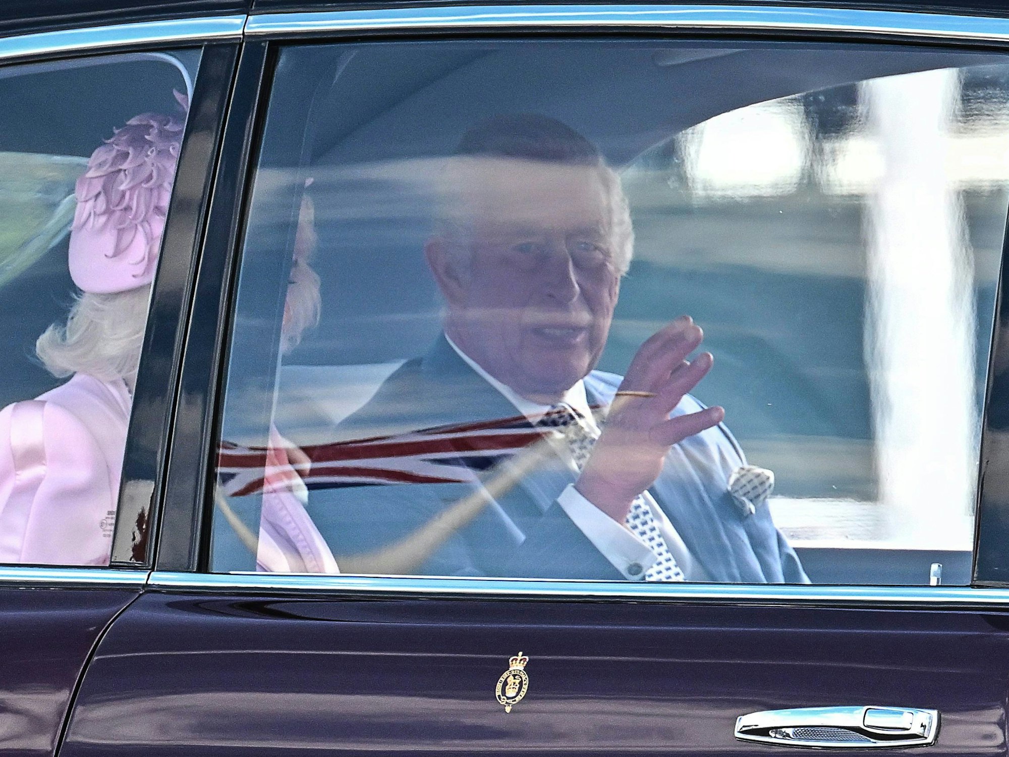 Der britische König Charles III. und Camilla, die Königingemahlin, verlassen den Flughafen Orly