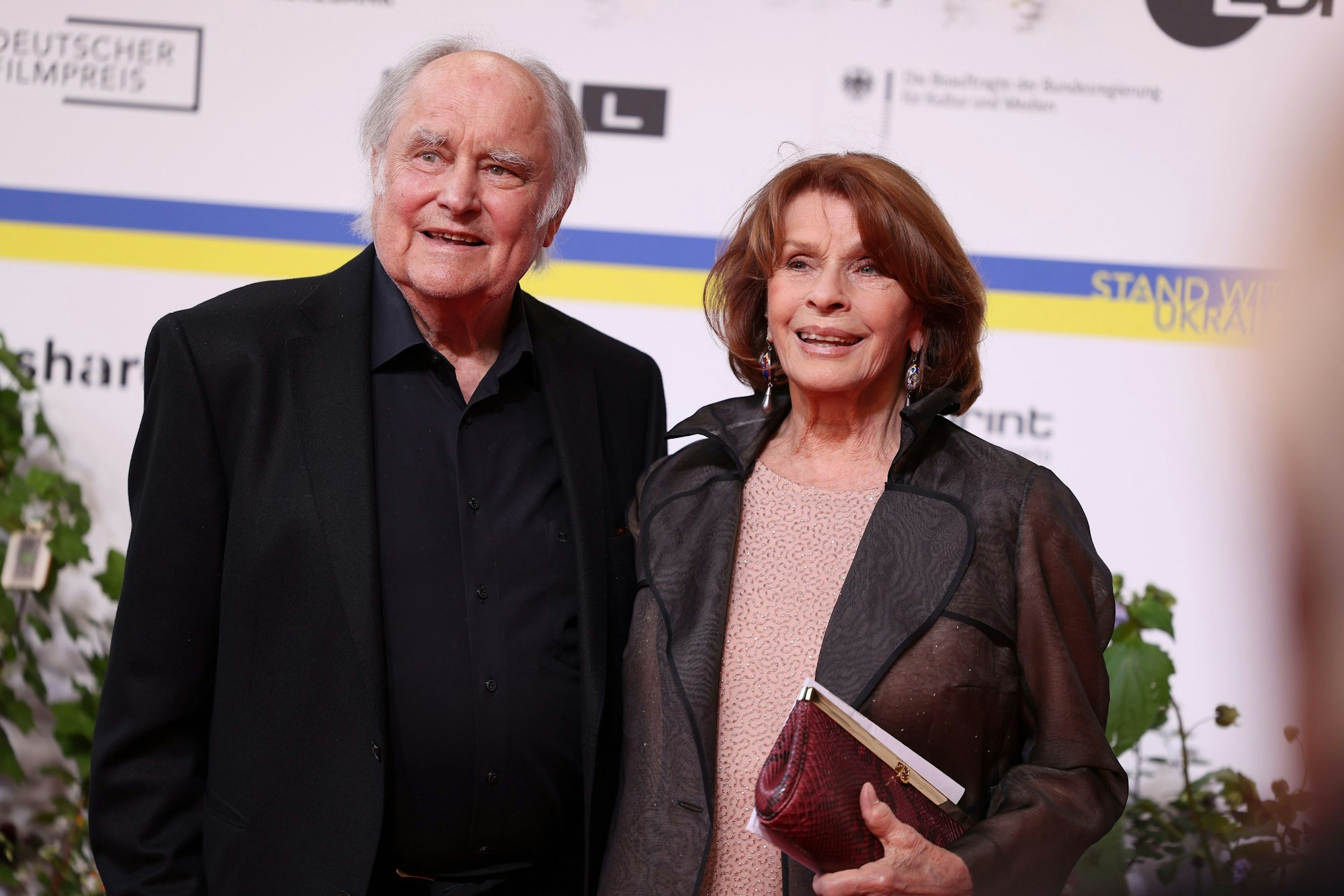 Schauspielerin Senta Berger und ihr Ehemann, Regisseur Michael Verhoeven, kommen zur Verleihung des Deutschen Filmpreises.