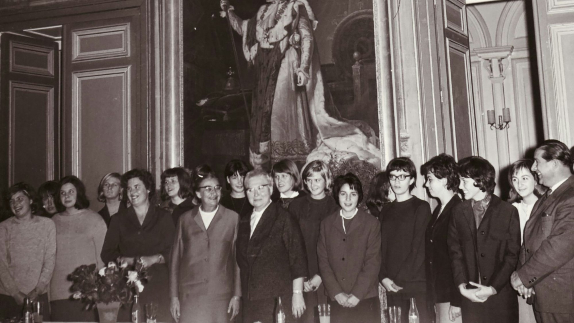 Eine Gruppe des Gummersbacher Mädchengymnasiums im Jahr 1964 in La Roche.