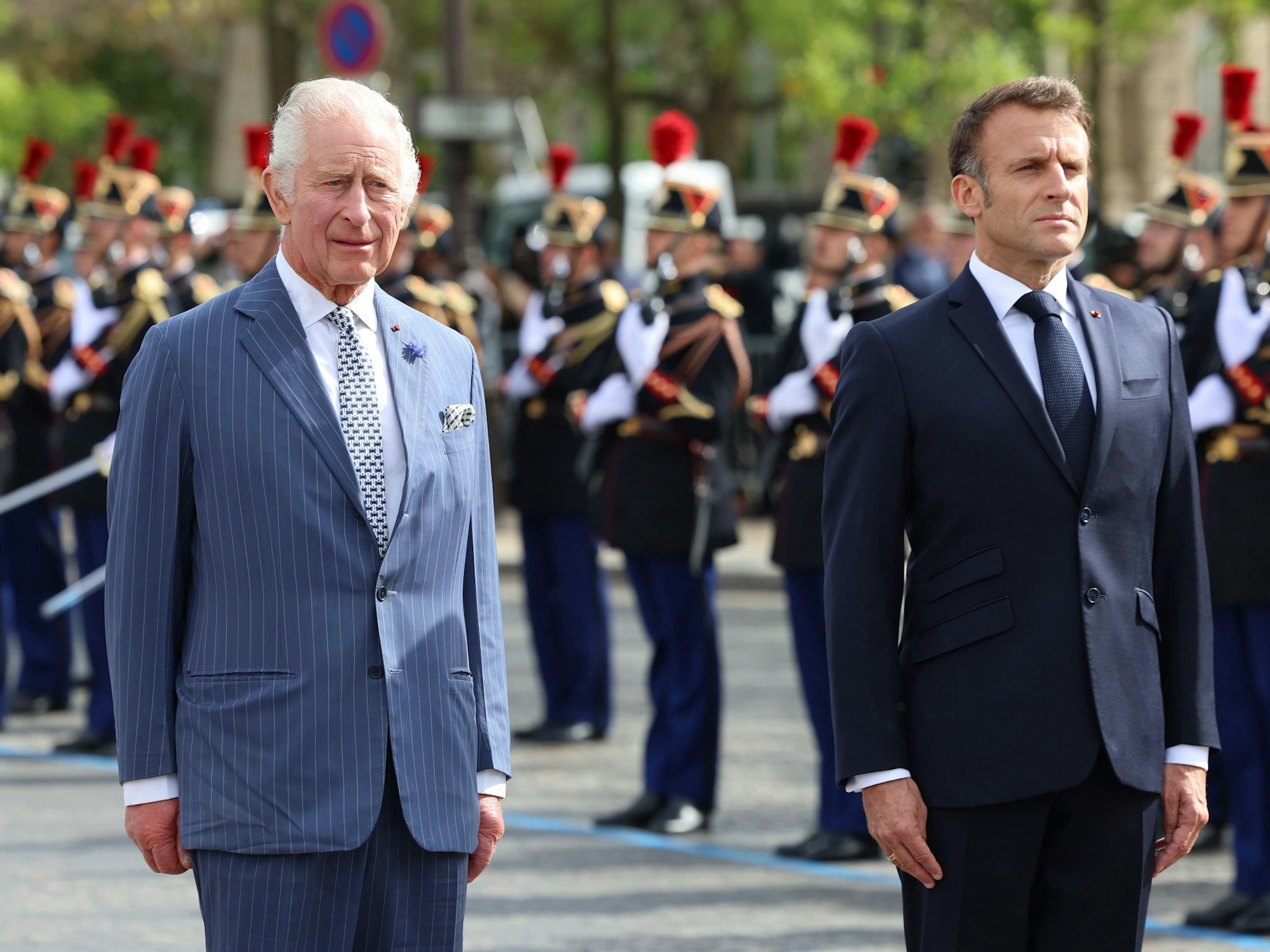 König Charles III. (l) von Großbritannien und Emmanuel Macron, Präsident von Frankreich, bei der feierlichen Begrüßung am Arc de Triomphe zu Beginn des Staatsbesuchs.