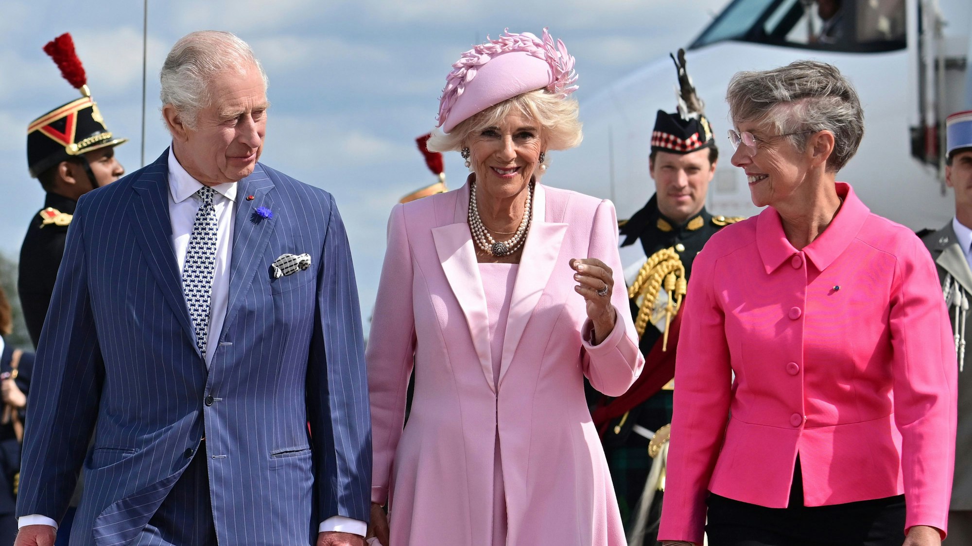 König Charles III. und seine Gemahlin Camilla treffen Frankreichs Staatschef Emmanuel Macron. Im Bild werden sie von der französischen Premierministerin Elisabeth Borne begrüßt.