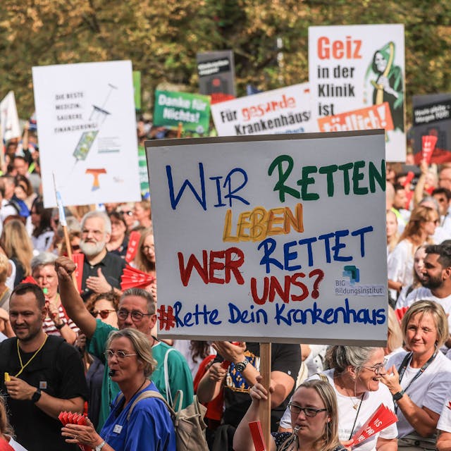20.09.2023, Nordrhein-Weswtfalen, Düsseldorf: Mitarbeiter von Krankenhäusern demonstrieren vor dem Landtag.&nbsp;
