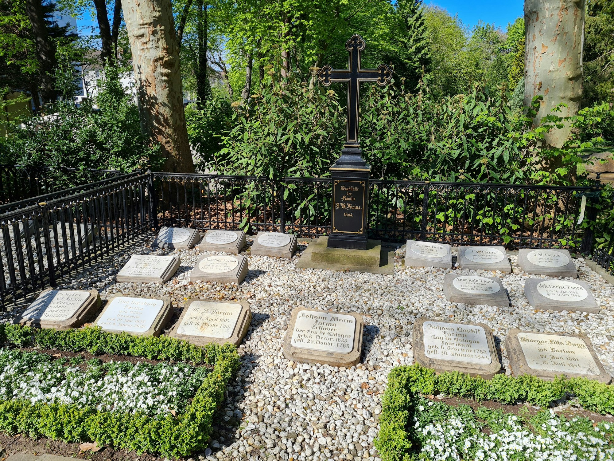 Auf dem Melaten-Friedhof in Köln-Lindenthal befindet sich die Grabstätte von Johann Maria Carl Farina, der den Duft „Eau de Cologne“ herstellte.
