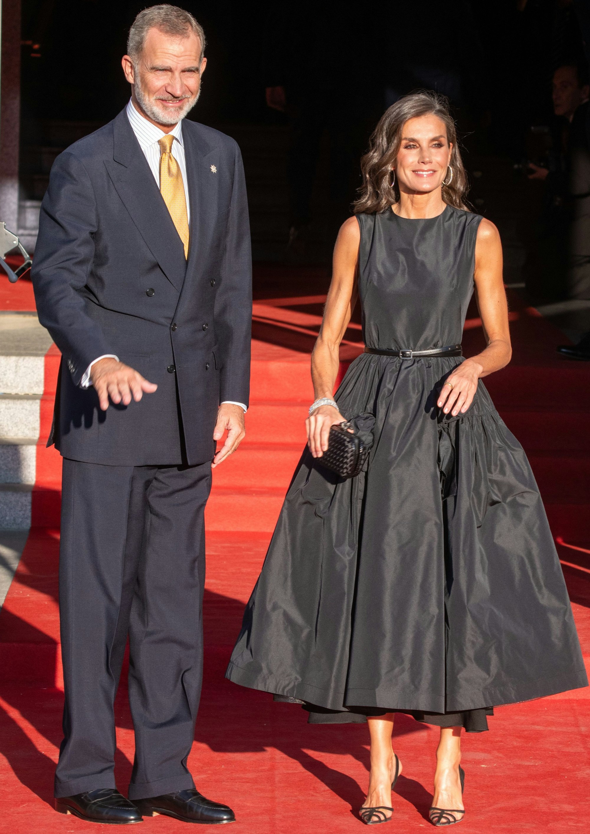 Felipe VI (l), König von Spanien, und seine Frau Letizia treffen zur Eröffnung der Spielzeit 2023/2024 am Teatro Real ein, wo die Oper „Medea“ von Cherubini aufgeführt wird.
