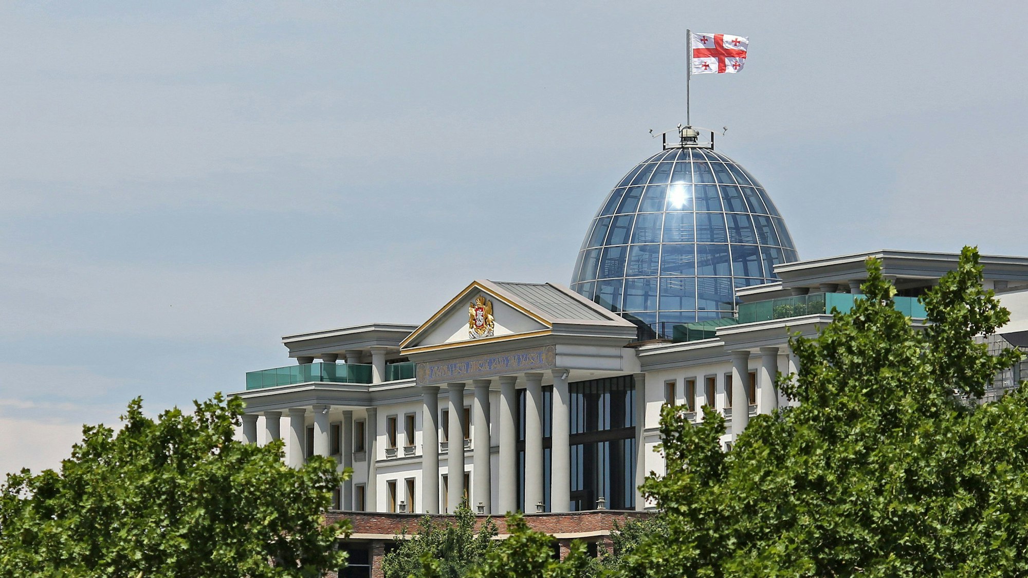 Die Flagge Georgiens weht über dem Präsidentenpalast in der georgischen Hauptstadt. In einem Imagevideo der CDU soll das Gebäude offenbar den Reichstag in Berlin darstellen. Der Fauxpas sorgt für reichlich Häme.
