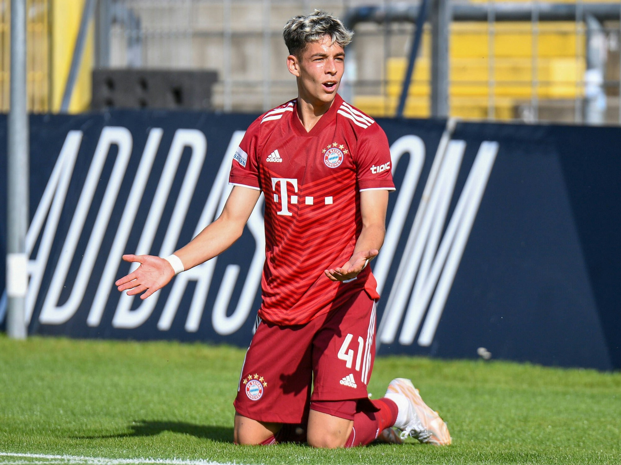 Nick Salihamidzic beschwert sich in einem Spiel mit Bayern München II.