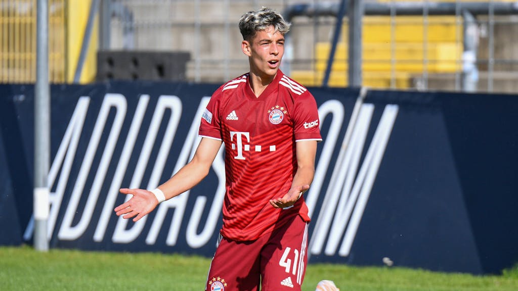 Nick Salihamidzic beschwert sich in einem Spiel mit Bayern München II.