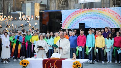 Pastoralreferent Manfred Becker-Irrnen während seiner Predigt beim Gottesdienst "Segen für alle" am Kölner Dom. Im Hintergrund der Jugendchors St. Stephan.
