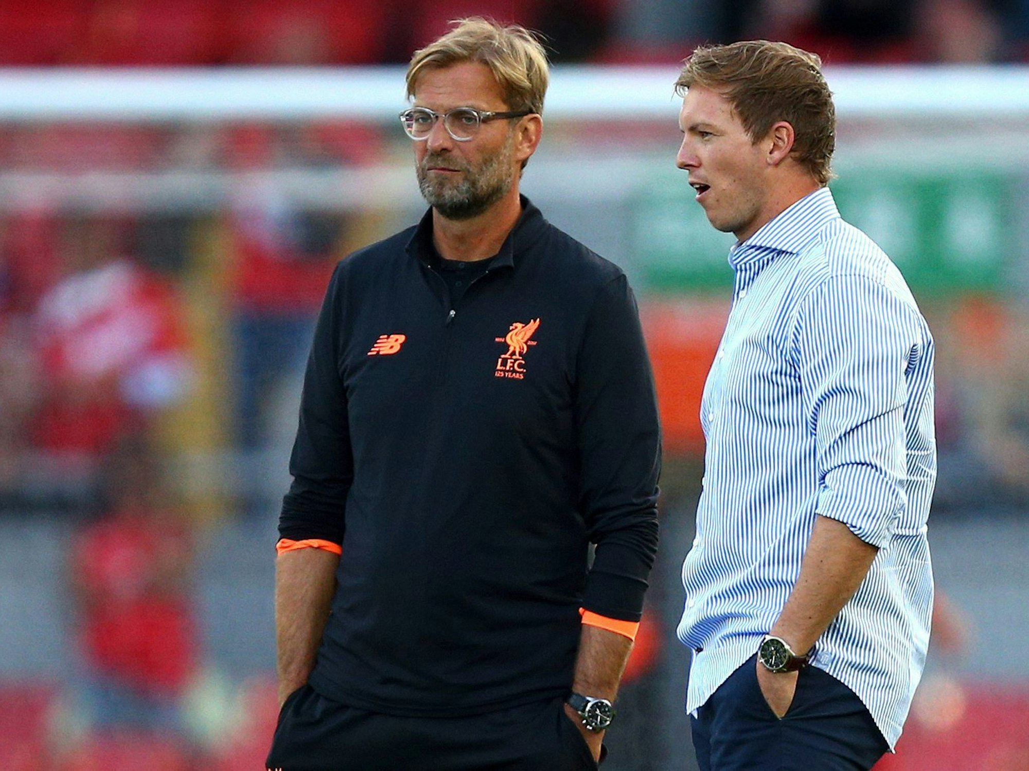 Liverpools Trainer Jürgen Klopp (l) und Hoffenheims damaliger Trainer Julian Nagelsmann sprechen vor demSpiel miteinander.