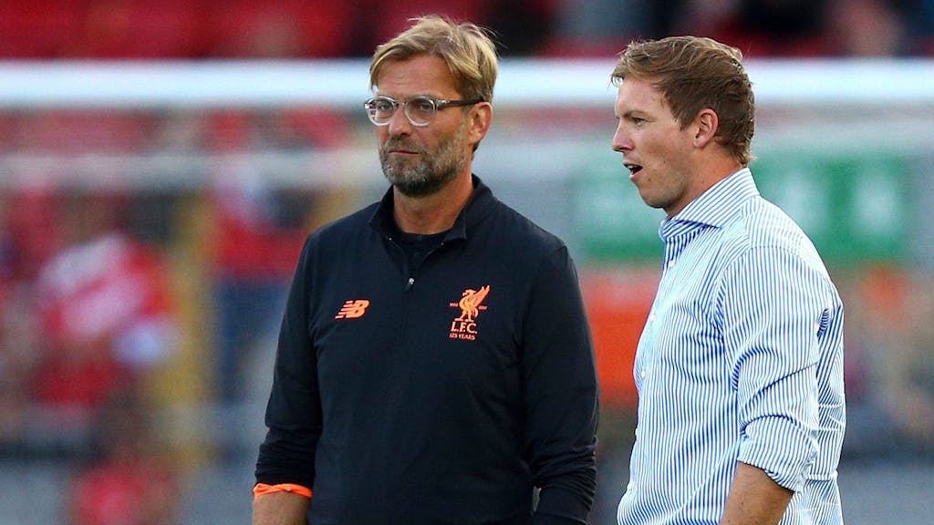 Liverpools Trainer Jürgen Klopp (l) und Hoffenheims damaliger Trainer Julian Nagelsmann sprechen vor dem&nbsp;Spiel miteinander.