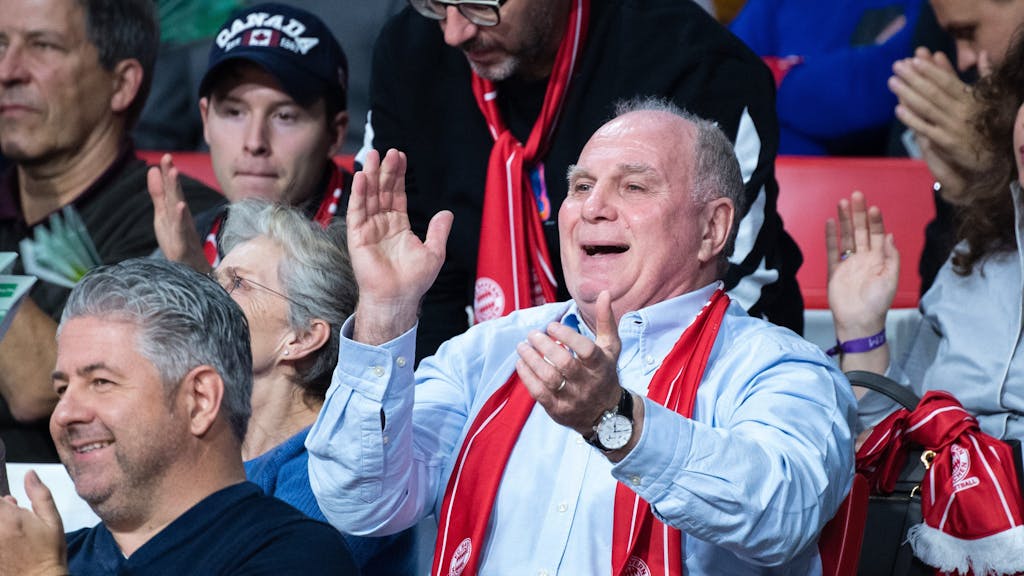Uli Hoeneß verfolgt begeistert ein Spiel der Bayern-Basketballer.