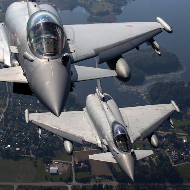 Zwei Mehrzweckkampfflugzeuge vom Typ „Eurofighter Typhoon“ der italienischen Luftwaffe nehmen in Litauen an der NATO Baltic Air Policing Mission teil. (Archivbild/Symbolbild)