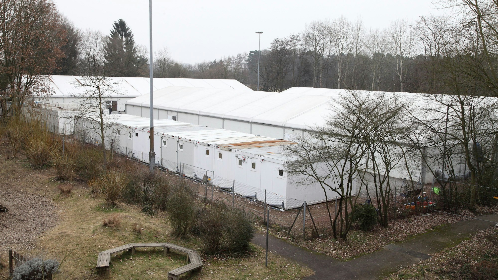 In Bergisch Gladbach entstand dieses Foto 2017: Es zeigt die Zeltstadt  in  Katterbach. In Rösrath sind nun auch Zelte für Flüchtlinge  geplant – zeitlich begrenzt.