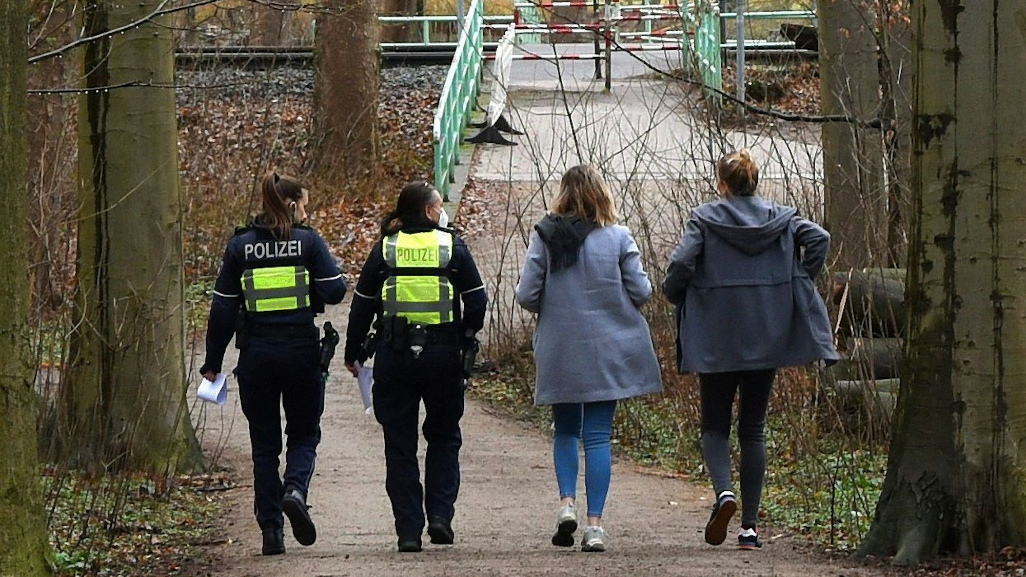 Polizeikräfte suchen im Kölner Stadtwald nach Spuren.