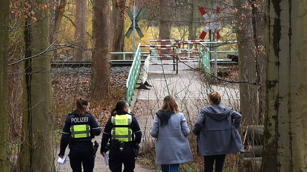 Polizeikräfte suchen im Kölner Stadtwald nach Spuren.