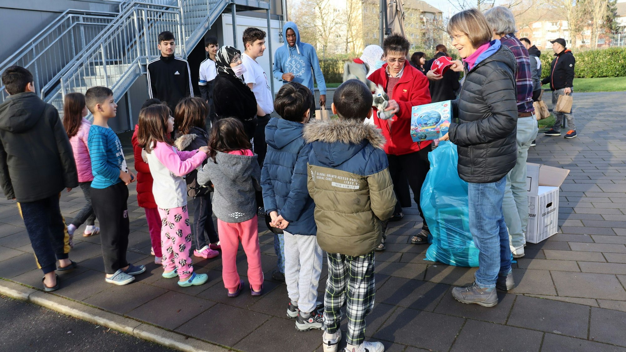 Mitglieder von Mosaik verteilten in jedem Jahr Weihnachtsgechenke an die Kinder in den Flüchtlingsunterkünften. Foto: Uwe Schäfer