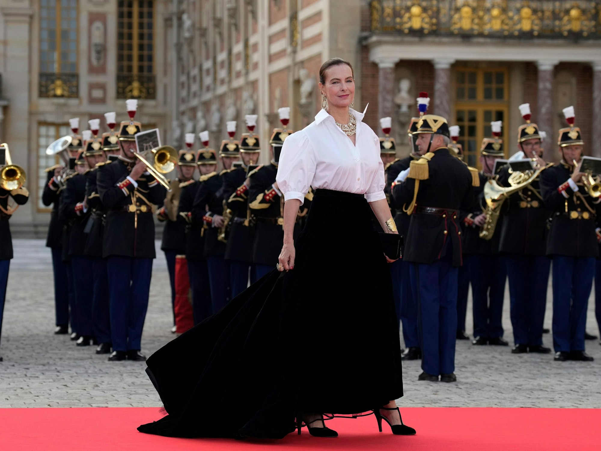 Die französische Schauspielerin und ehemaliges Bond-Girl, Carole Bouquet, kommt zum Staatsdinner zu Ehren von König Charles III. und Königin Camilla im Schloss von Versailles an.