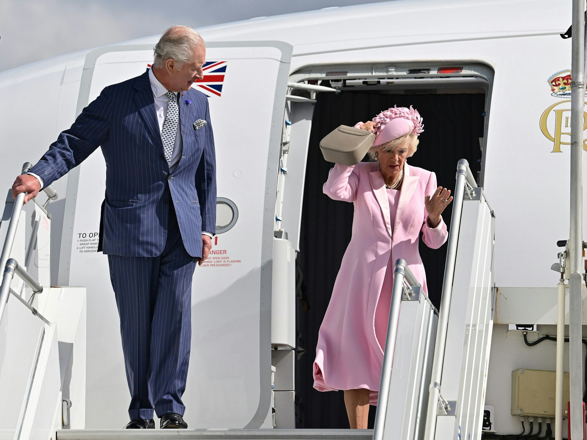 Der britische König Charles III. und Camilla, die Königsgemahlin, steigen auf dem Flughafen Orly südlich von Paris aus ihrem Flugzeug aus.