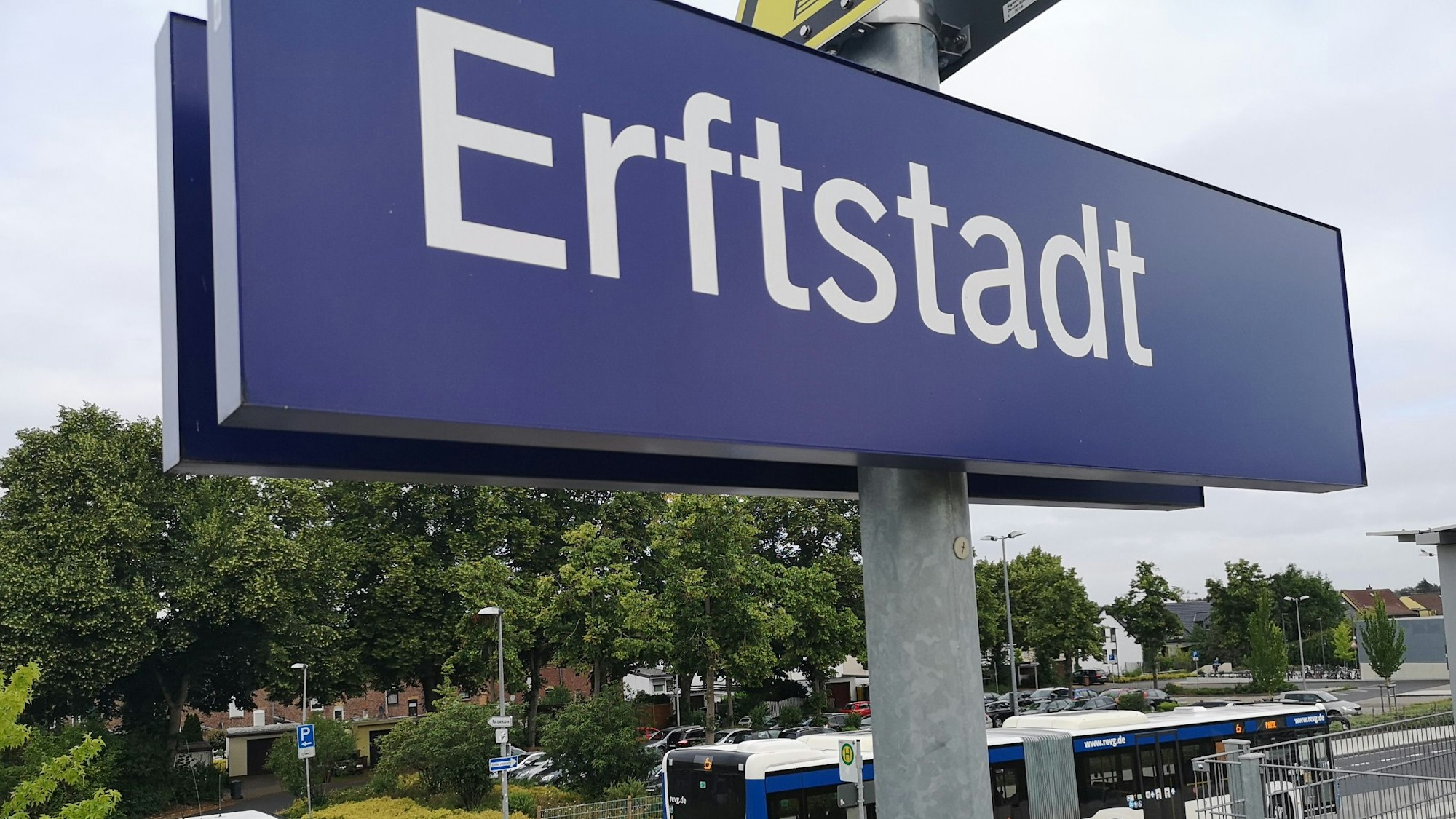 Ein Schild des Bahnhof Erftstadt.