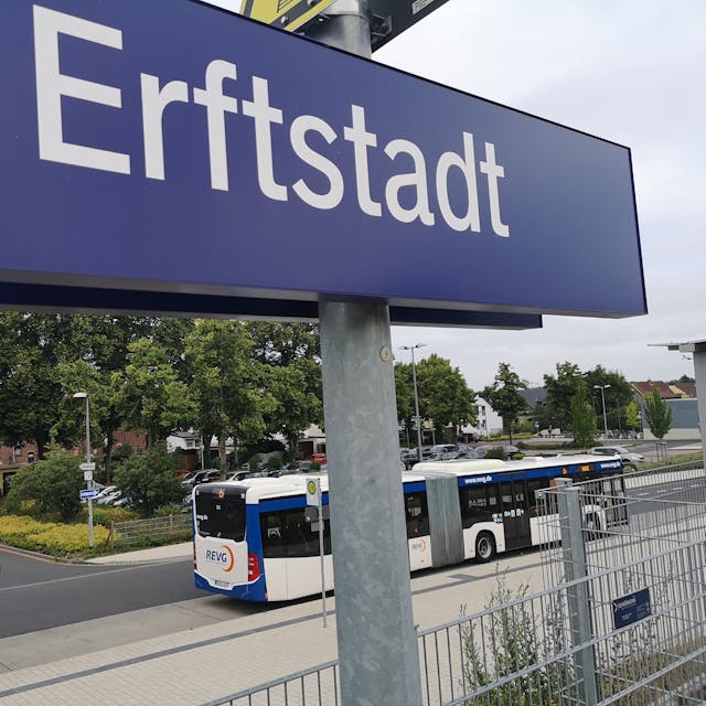 Ein Schild des Bahnhof Erftstadt.