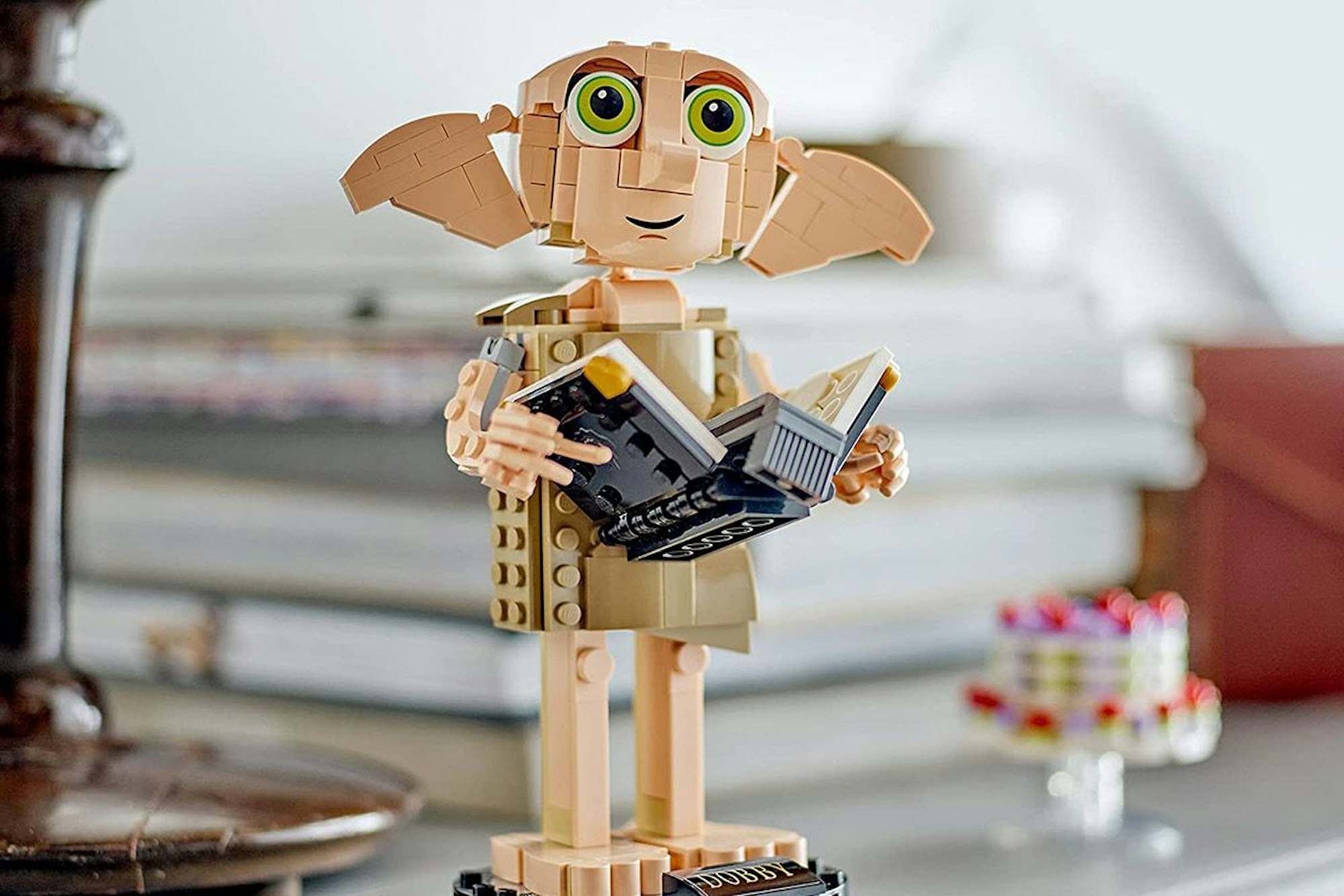 Lego Harry Potter Dobby der Hauself aus Lego-Steinen auf einem Tisch.