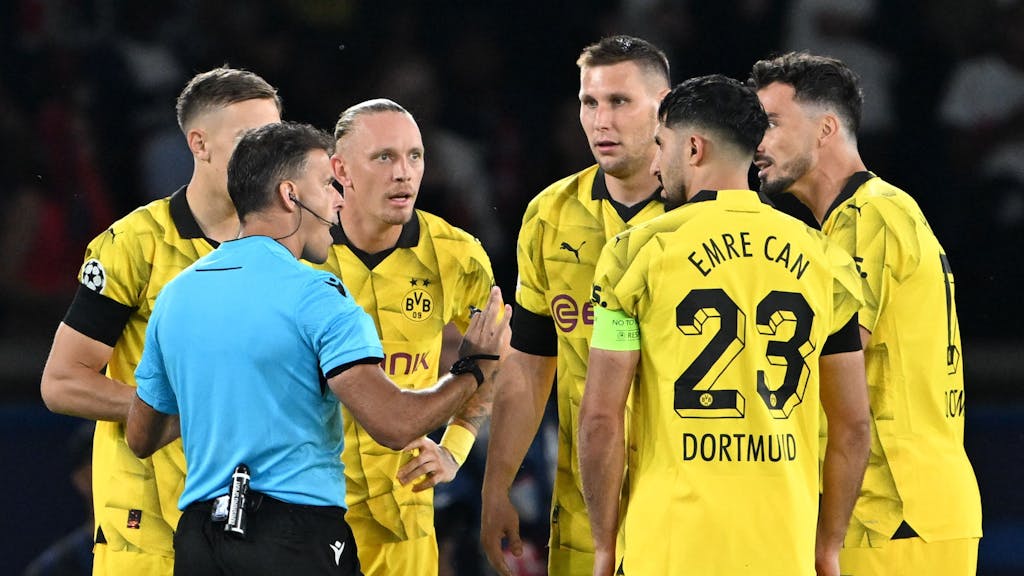 Dortmunds Spieler diskutieren mit Schiedsrichter Jesus Gil Manzano.