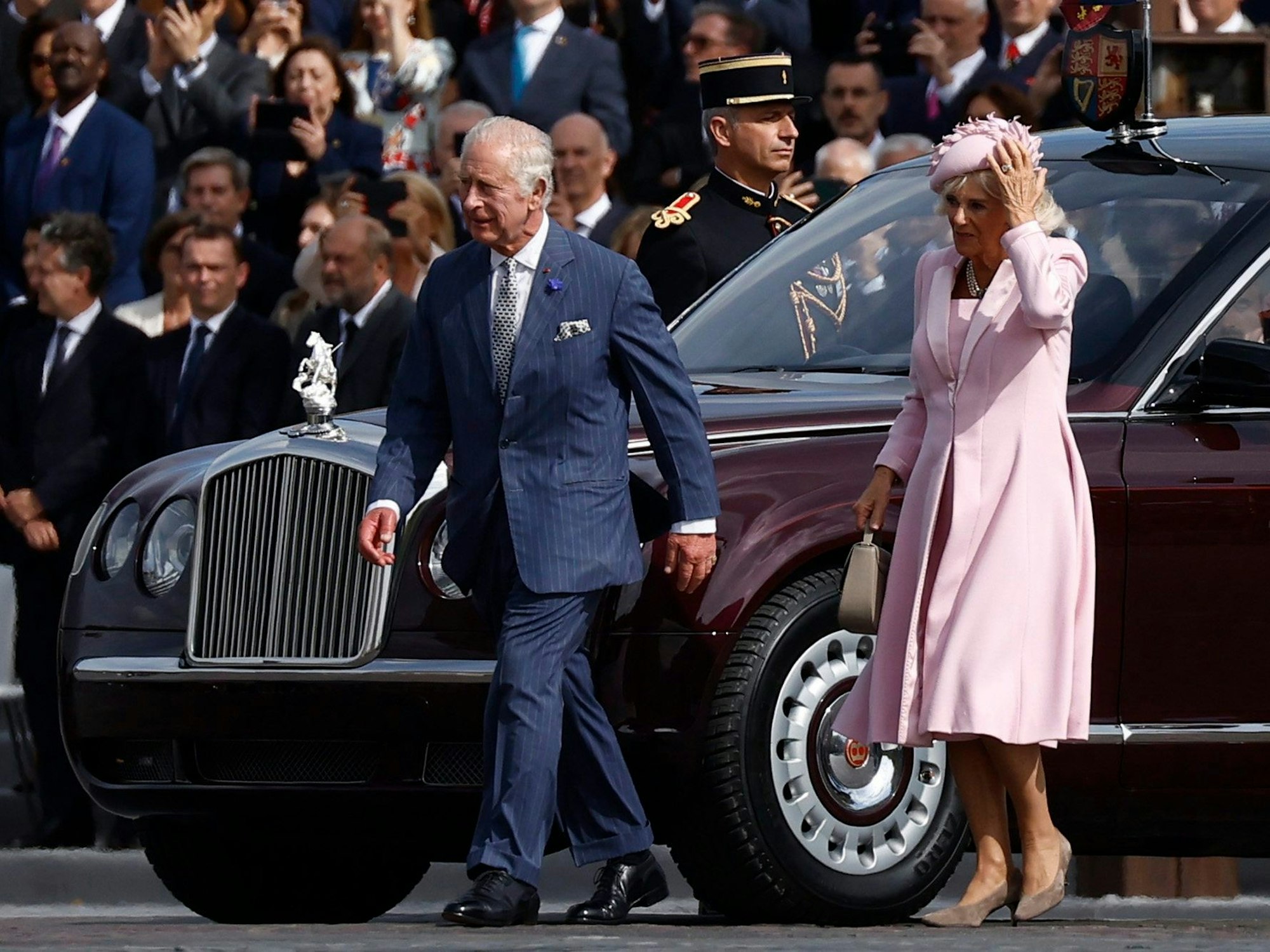 König Charles III. und Königin Camilla treffen am Pariser Arc de Triophe ein.