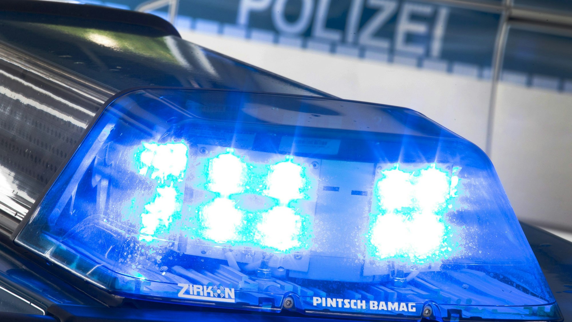 Das Blaulicht eines Polizeifahrzeugs leuchtet.