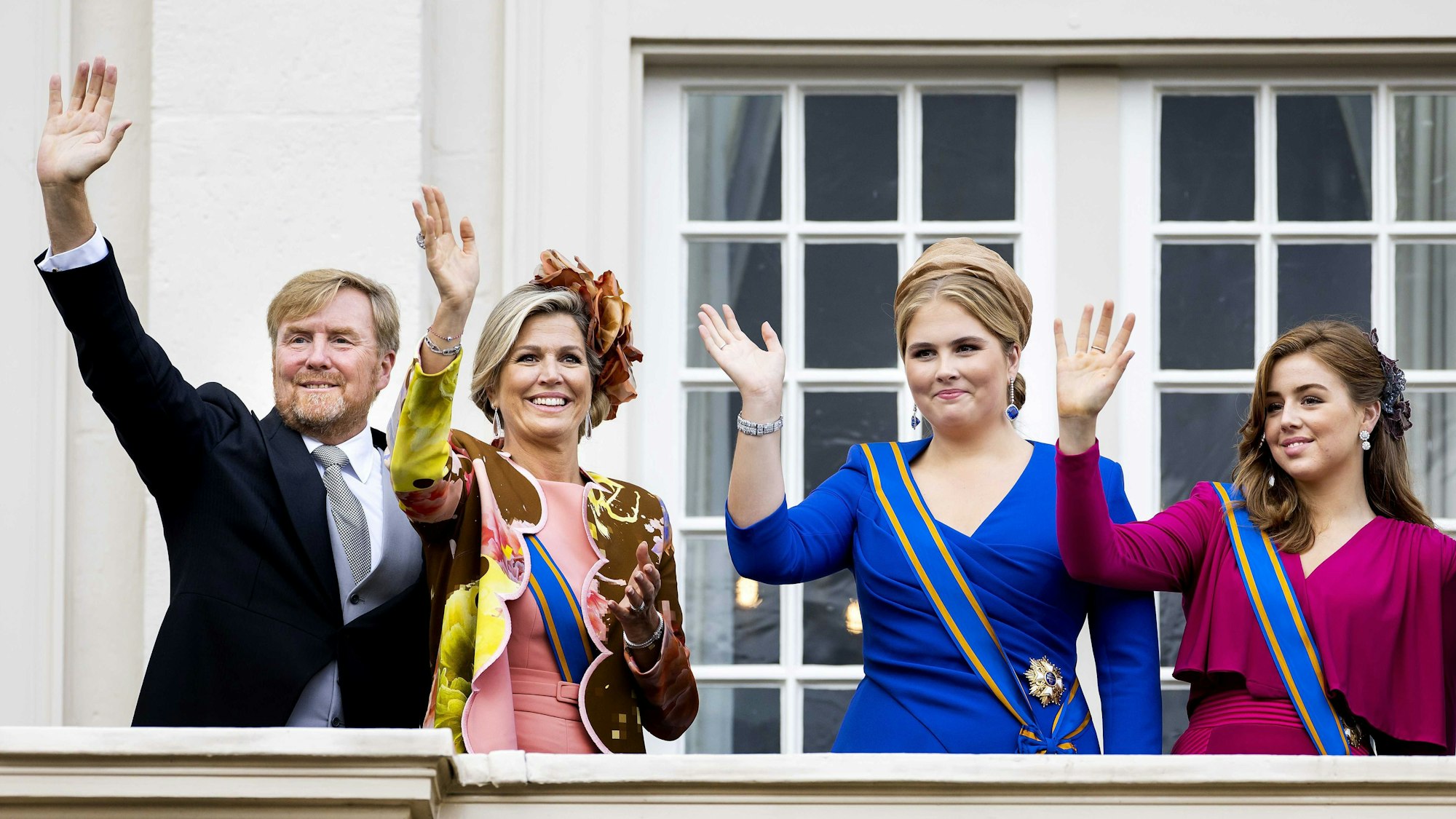König Willem-Alexander (l-r) und Königin Maxima der Niederlande, Prinzessin Amalia und Prinzessin Alexia winken von einem Balkon.