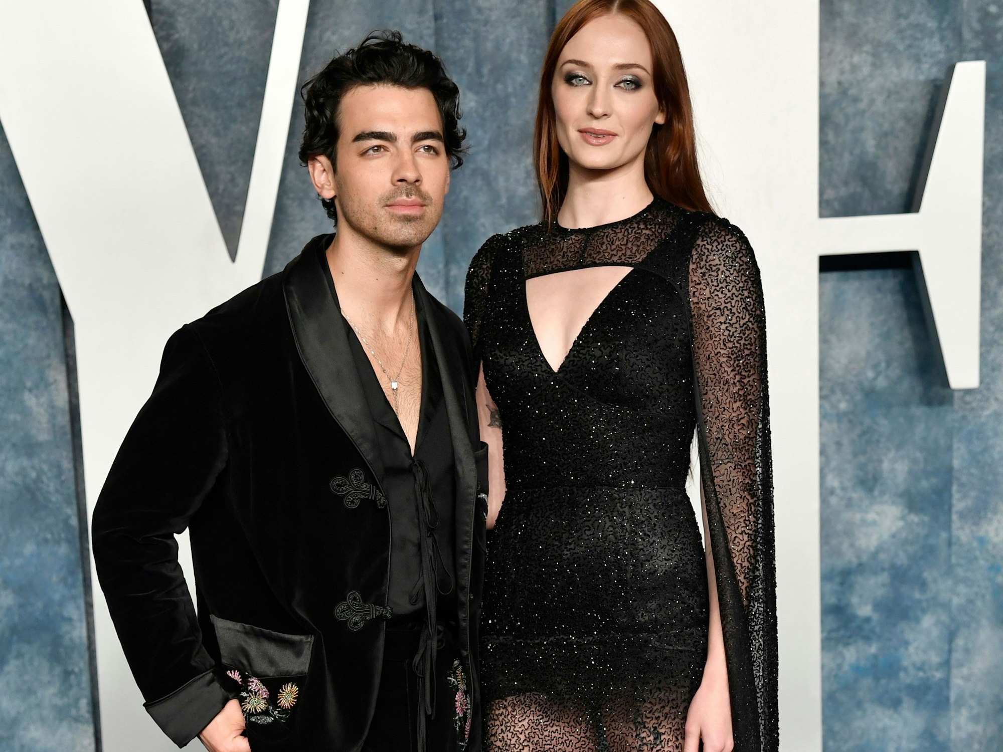 Joe Jonas (l) und Sophie Turner posieren auf dem roten Teppich.