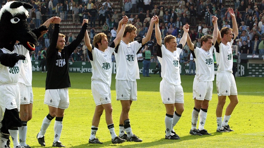 Die Gladbach-Spieler feiern einen Heimsieg mit Jünter (l.) am 10. Mai 2003.