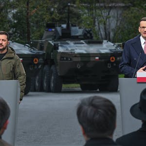 Der ukrainische Präsident Wolodmyr Selenskyj (l.) und der polnische Regierungschef Mateusz Morawiecki bei einer gemeinsamen Pressekonferenz im April. Zwischen Kiew und Warschau ist ein Streit entbrannt.