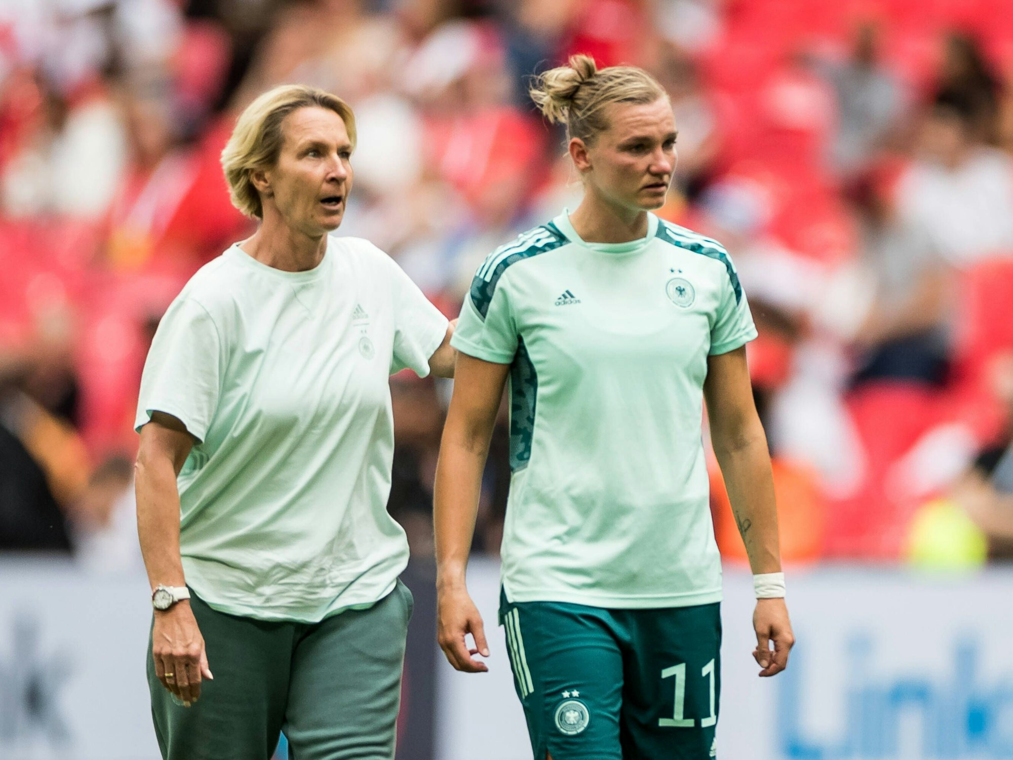 Bundestrainerin Martina Voss-Tecklenburg klopft ihrer Spielerin Alexandra Popp auf die Schulter. Popp weint.