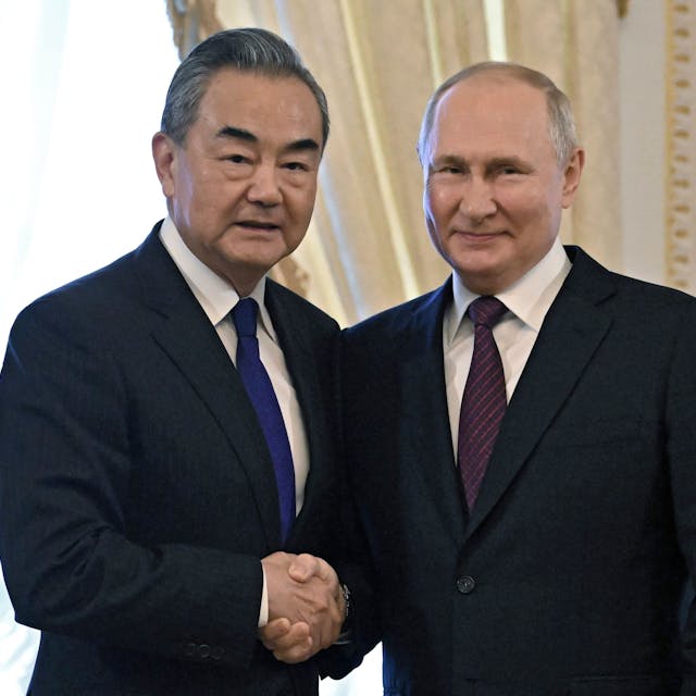 Wladimir Putin (r), der Präsident von Russland schüttelt Wang Yi, Außenminister von China, die Hand.