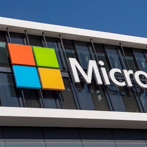 Das Microsoft Logo hängt an der Fassade eines Bürogebäudes. (Archivbild)